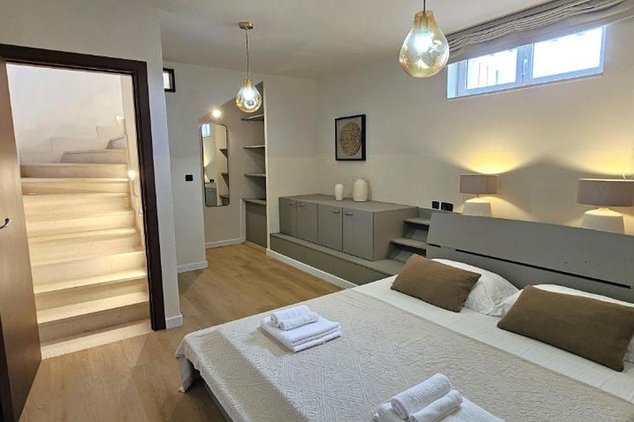 Camera da letto moderna con scala