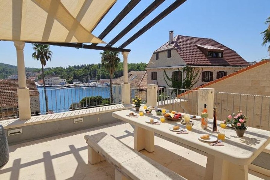 Terrazza coperta con vista mare