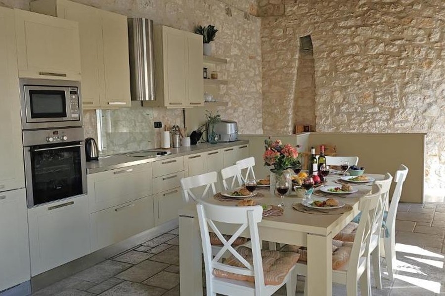 Cucina con pareti in pietra naturale