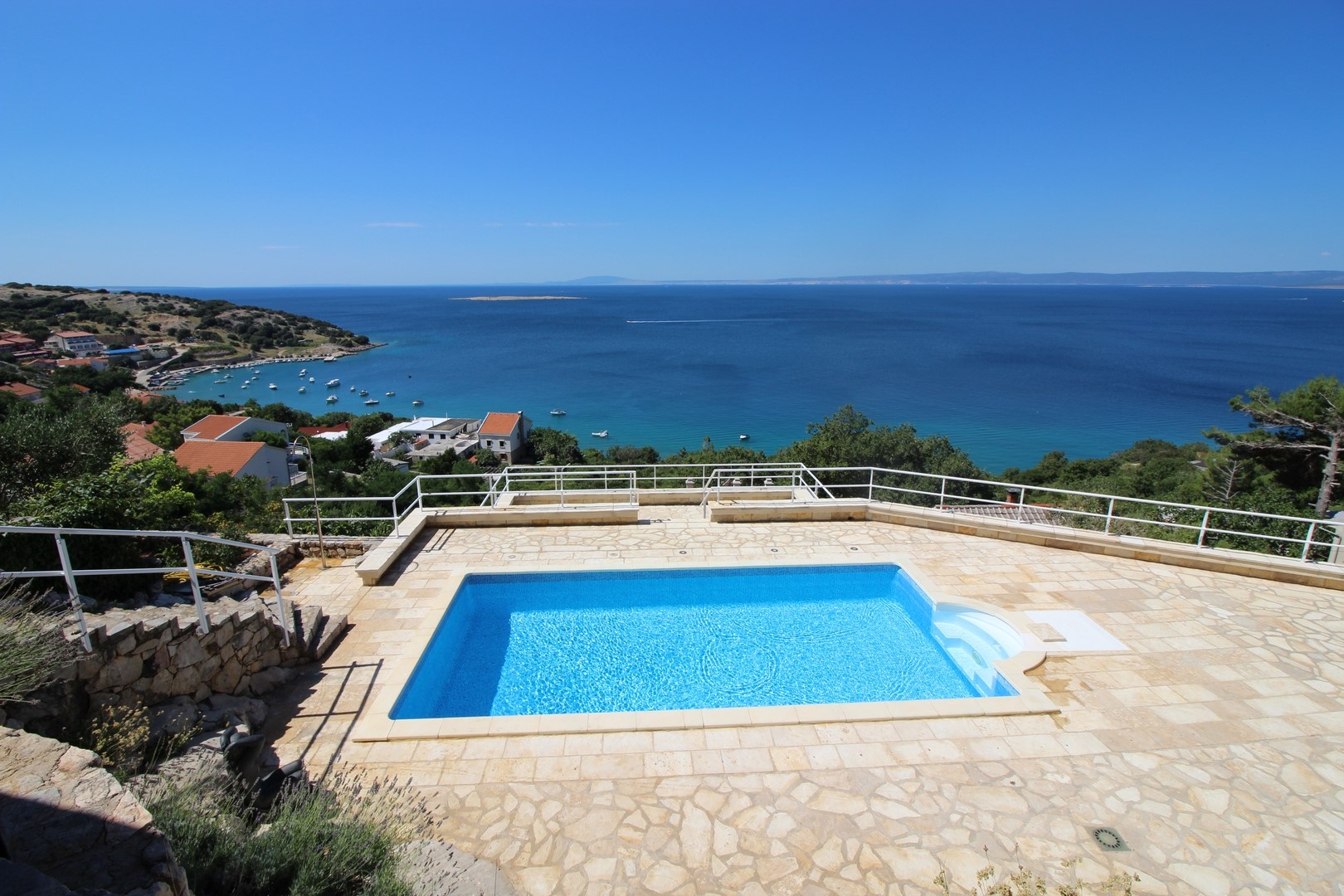 Villa in ottima posizione con vista mare in vendita sull'isola di Krk, Croazia.
