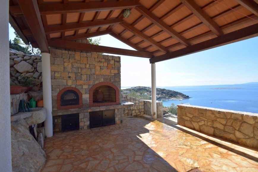 Grande terrazza con vista mare e forni in pietra.