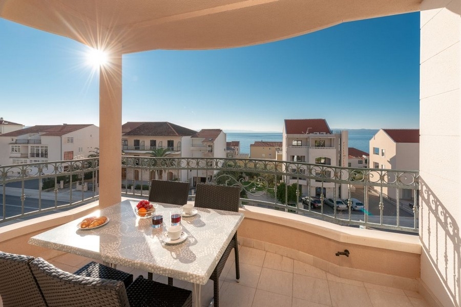 Terrazza soleggiata con vista mare a Tucepi