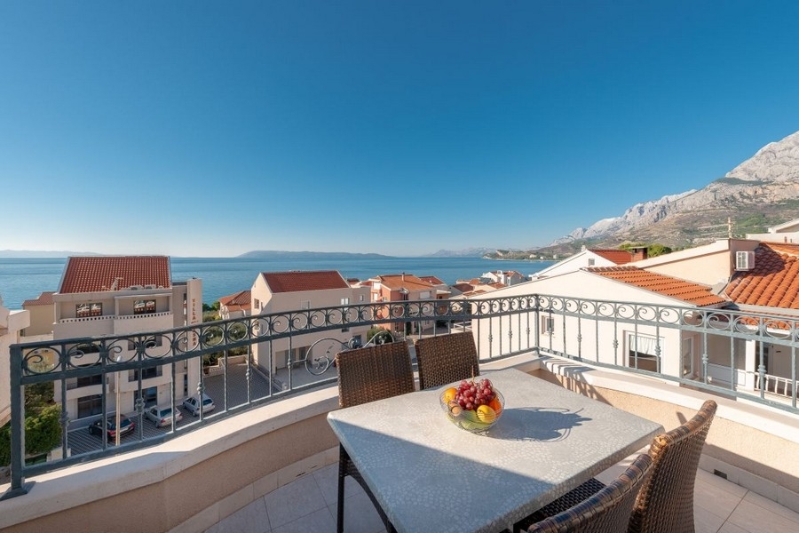 Balcone con tavolo da pranzo e panorama sull'Adriatico