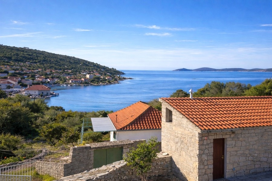 Vista mare sulla baia e sul villaggio di Drvenik Veli