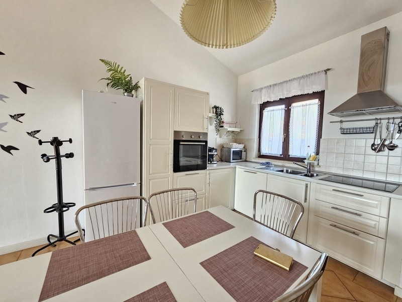 Cucina completamente attrezzata con zona pranzo