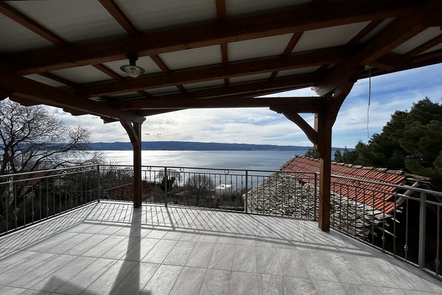 Terrazza coperta con vista mare