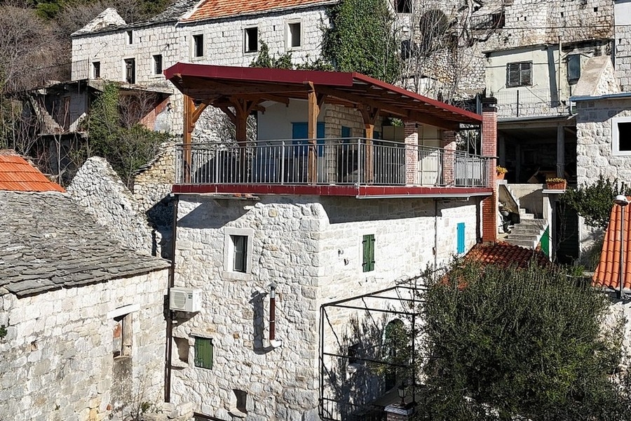 Casa in pietra con terrazza in Croazia