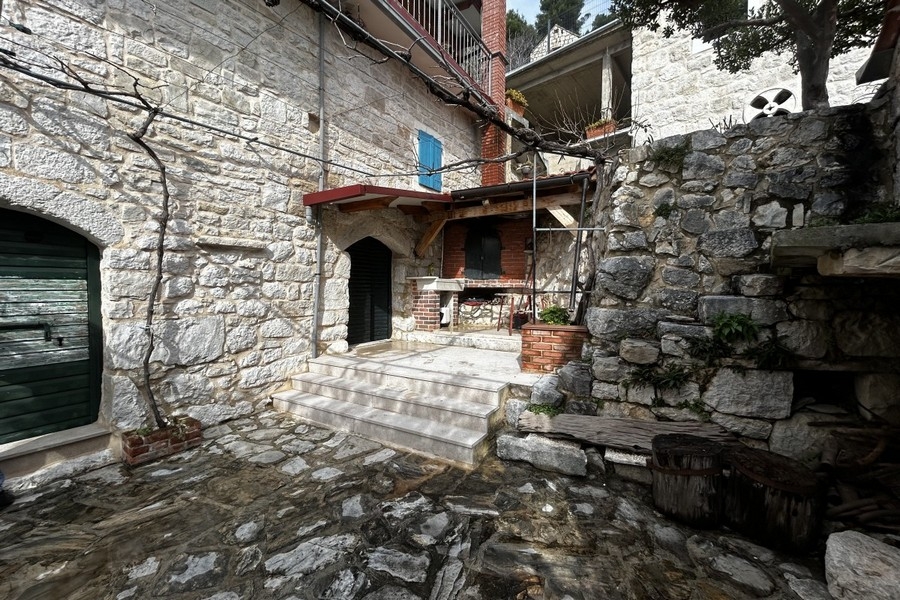 Cortile interno con camino esterno