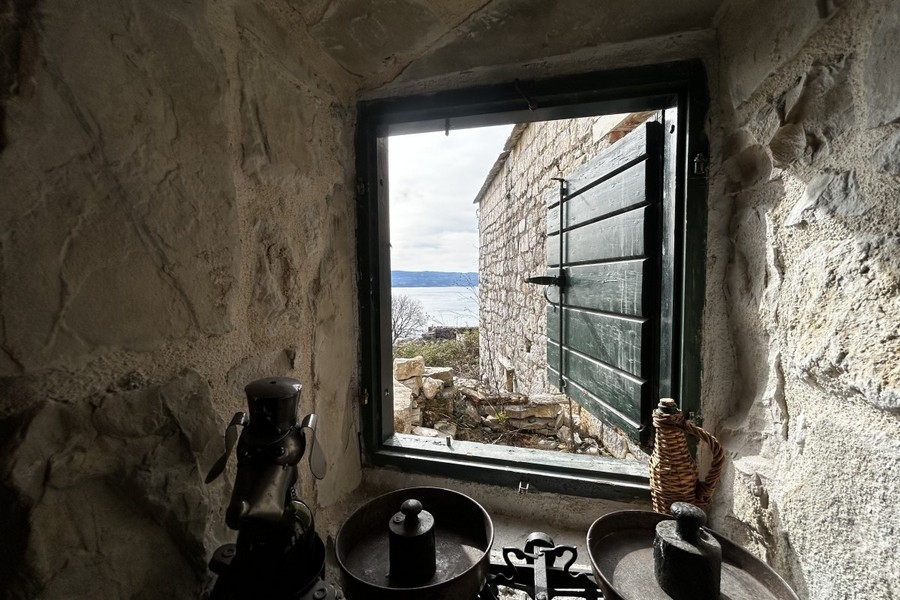 Finestra in pietra con vista mare
