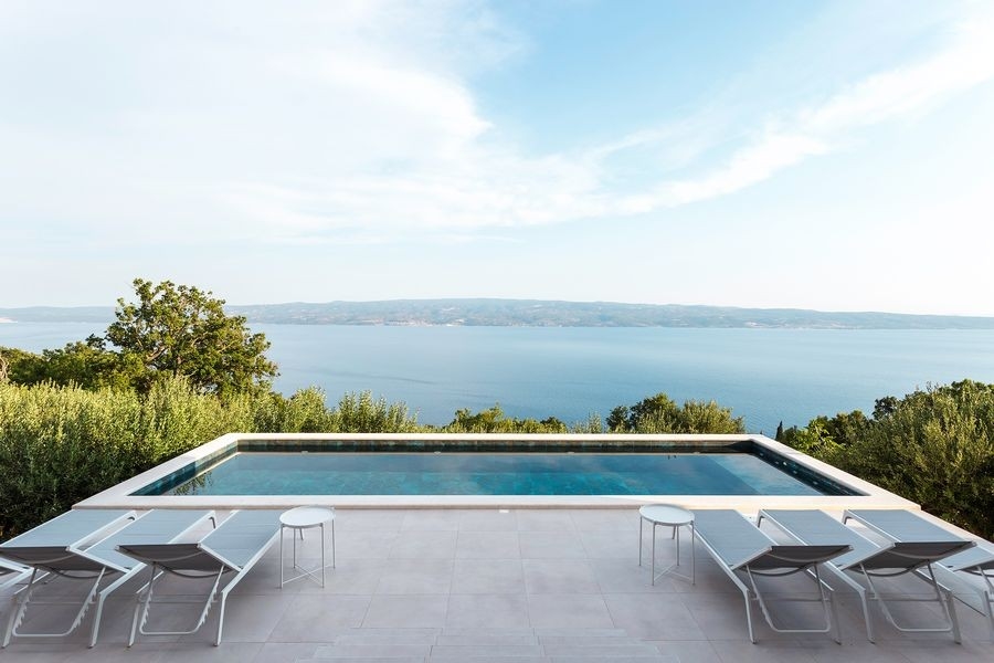 Villa moderna con piscina a sfioro e vista mare