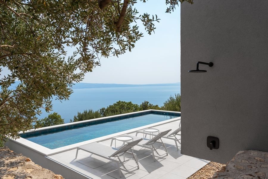 Piscina a sfioro con vista panoramica sul mare