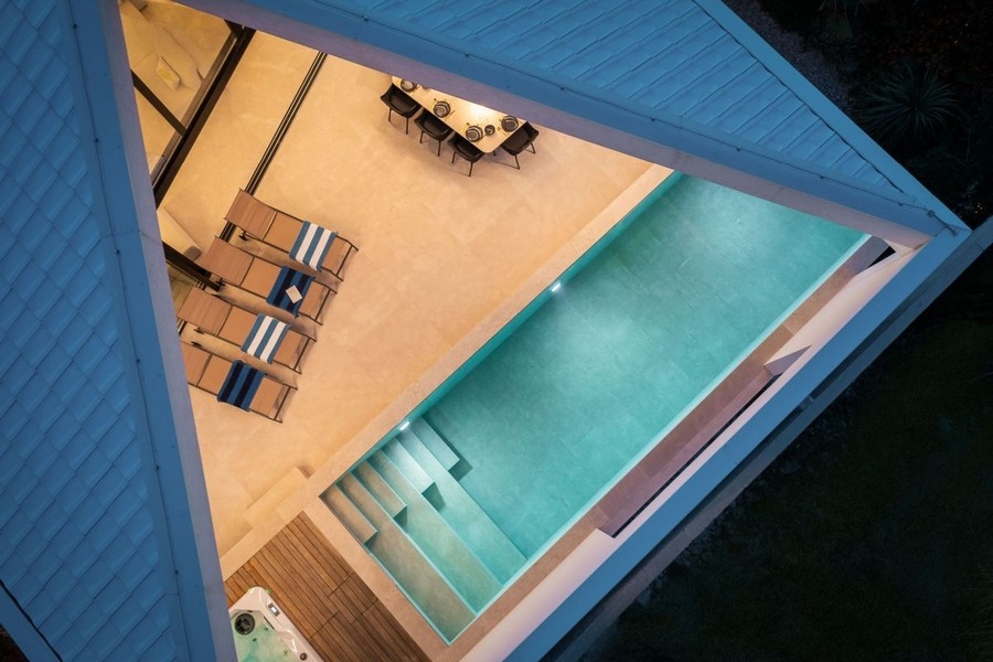 Piscina e lettini vista dall'alto