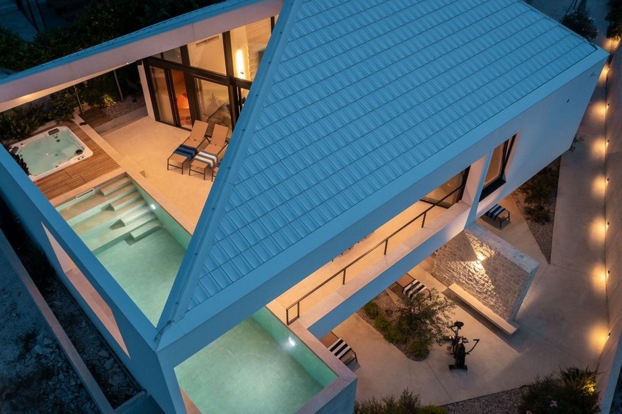 Veduta aerea della villa con piscina e jacuzzi