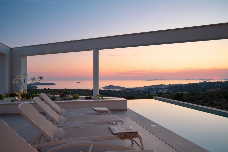 Terrazza con infinity pool e vista mare al tramonto