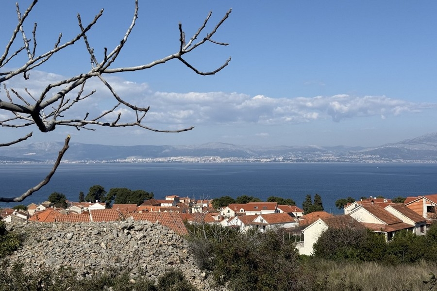 Vista sul mare e sulla costa dell'isola di Brac in Croazia