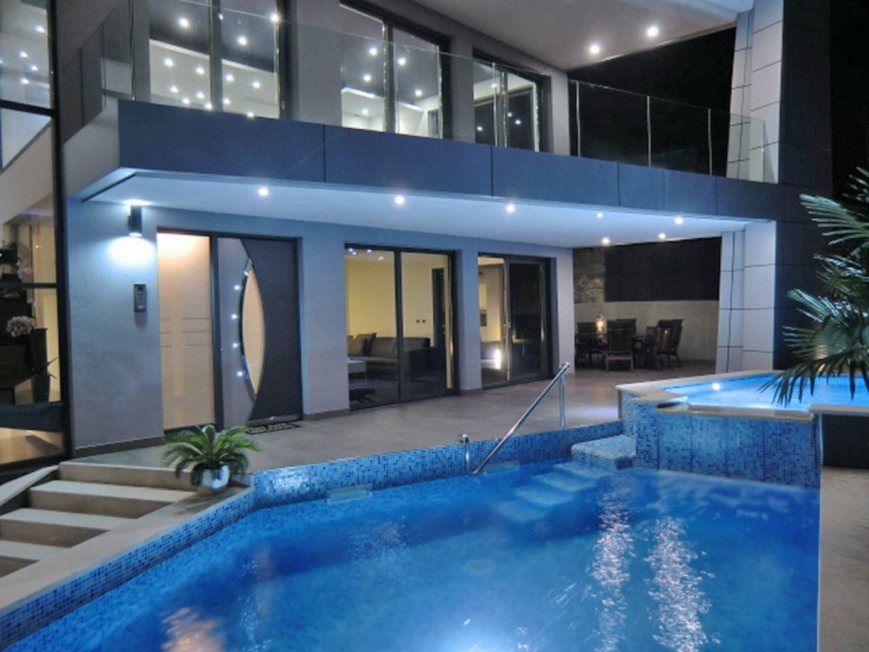 Villa di lusso moderna a Opatija, Croazia, in vendita.