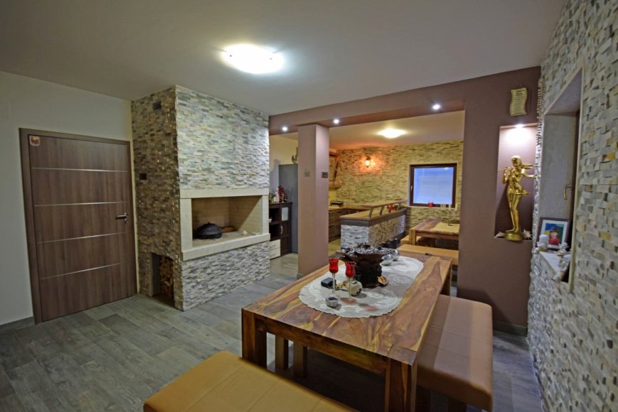 Vista panoramica sul mare dalla terrazza sul tetto con grande piscina.
