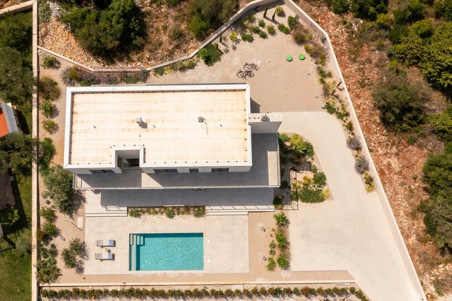 Villa con piscina e giardino mediterraneo