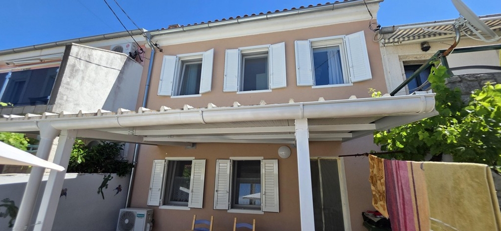 Casa costiera curata con terrazza a Dramalj