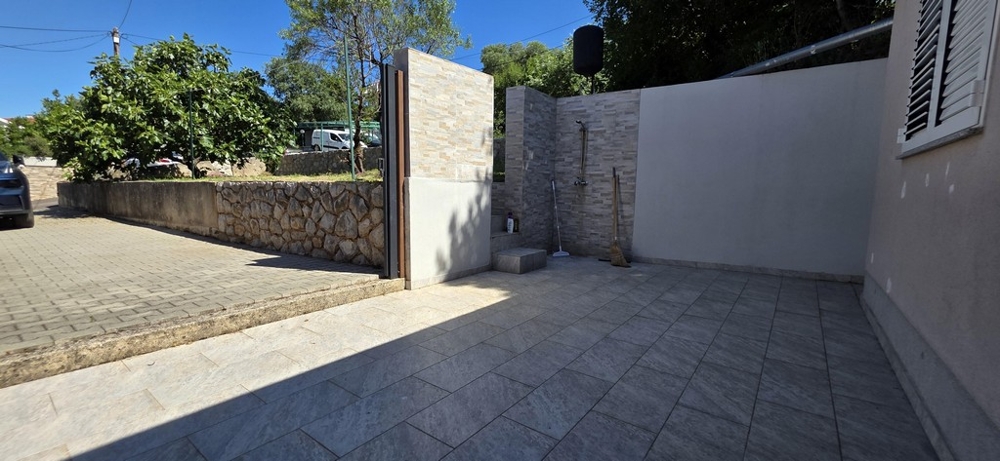 Cortile interno recintato con posto auto