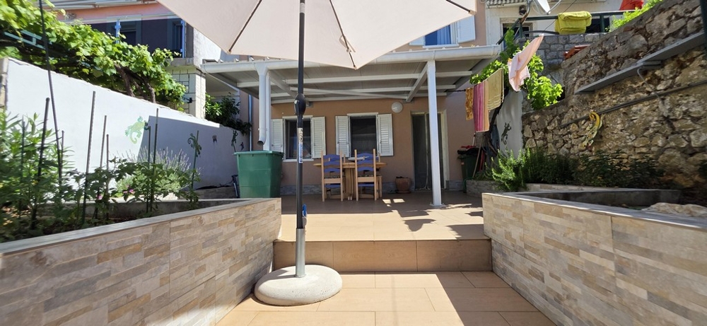Terrazza coperta con zona salotto all'aperto