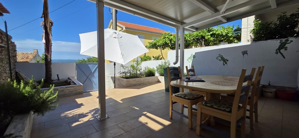 Solarium con ombrellone e vista mare