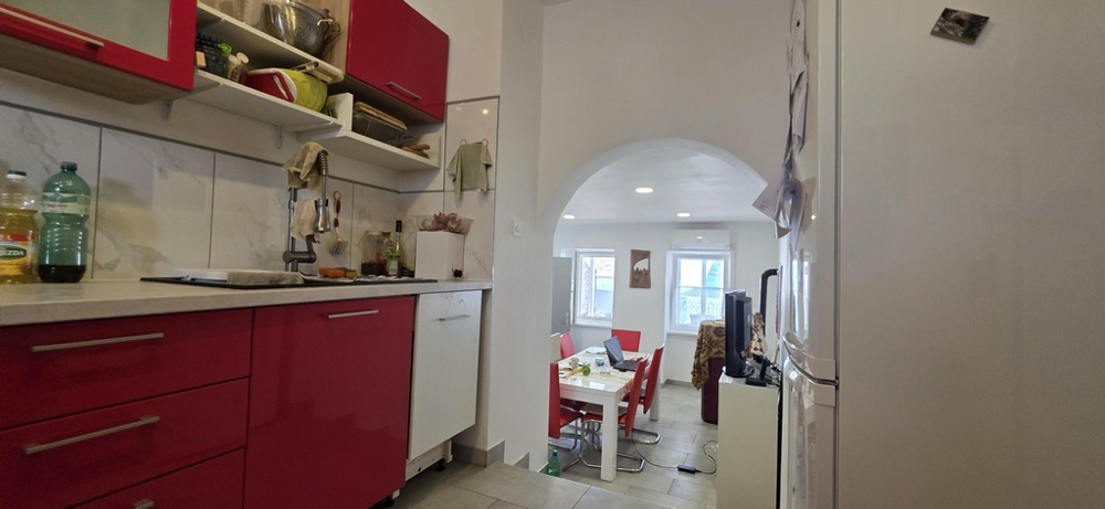 Cucina con zona salotto adiacente