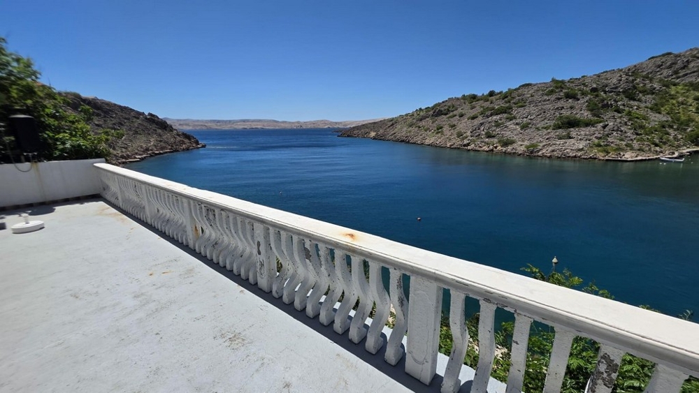 Terrazza con balaustra e vista mare sulla baia