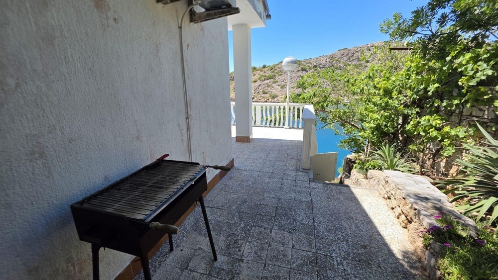 Terrazza esterna con grill e vista mare in Croazia