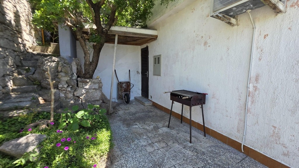 Area esterna con scala in pietra e grill