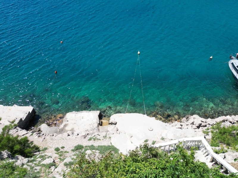 Punto balneare sul mare con acqua limpida