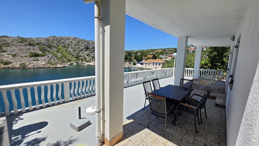 Solarium con salotto e vista sul paese