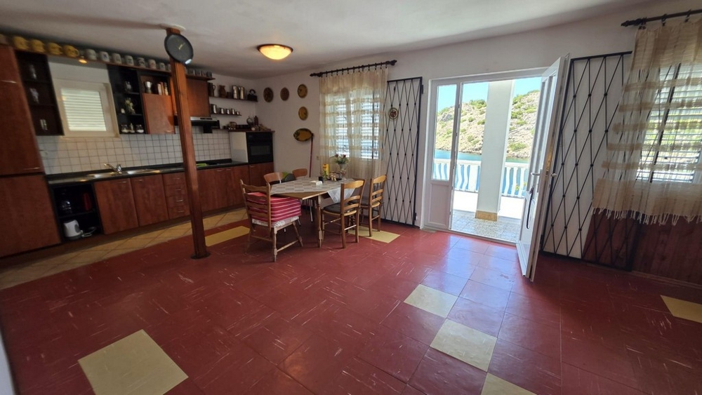 Soggiorno con cucina e accesso alla terrazza