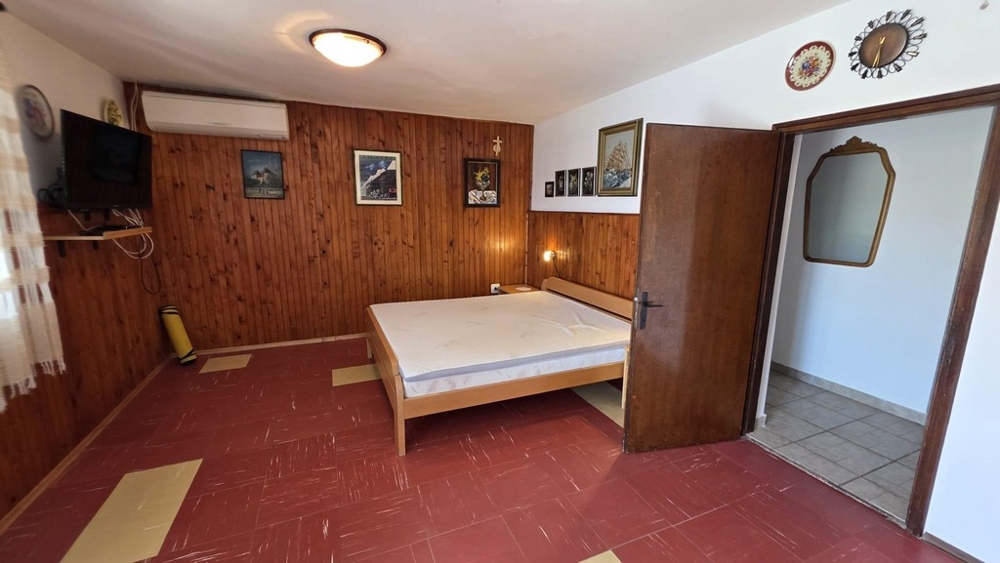 Camera da letto con letto matrimoniale e climatizzazione