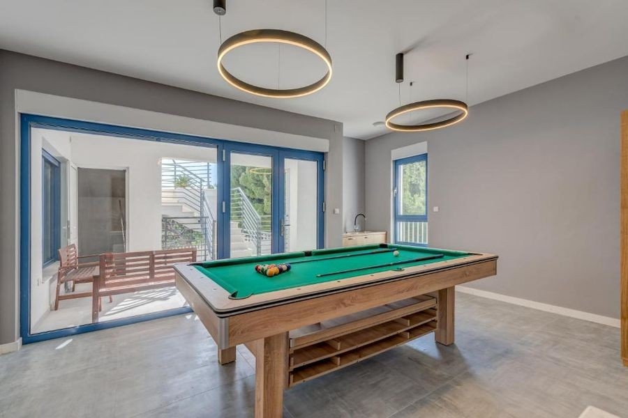 Sala biliardo con accesso alla terrazza