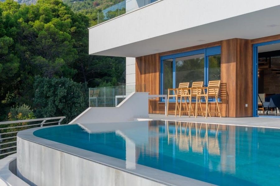 Area esterna della villa con piscina e terrazza