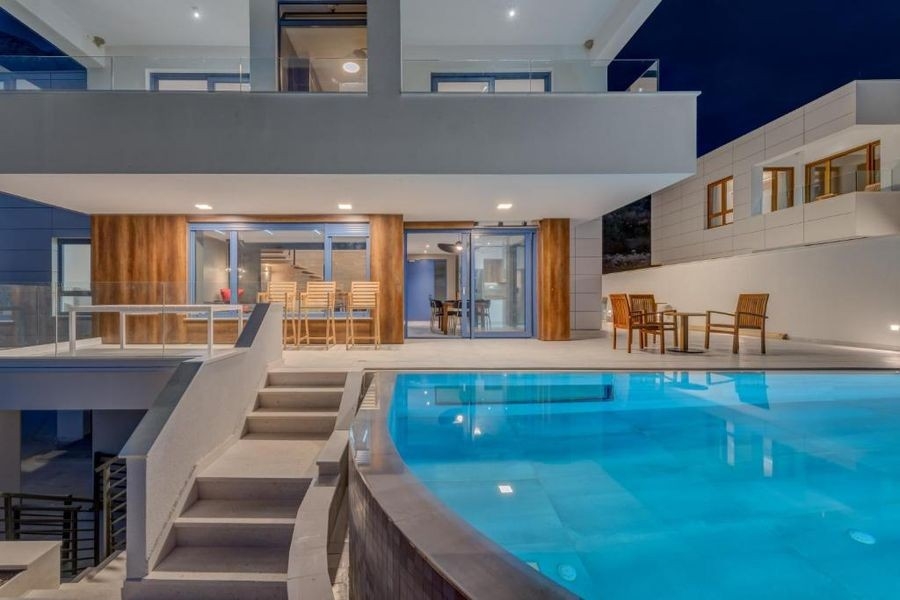 Villa con piscina al crepuscolo