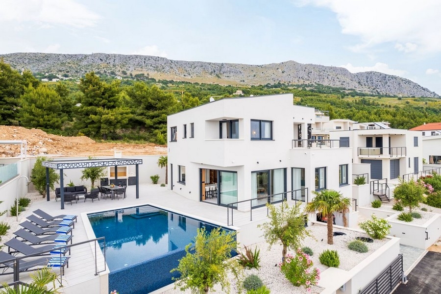 Villa di nuova costruzione con piscina e terrazza a Podstrana