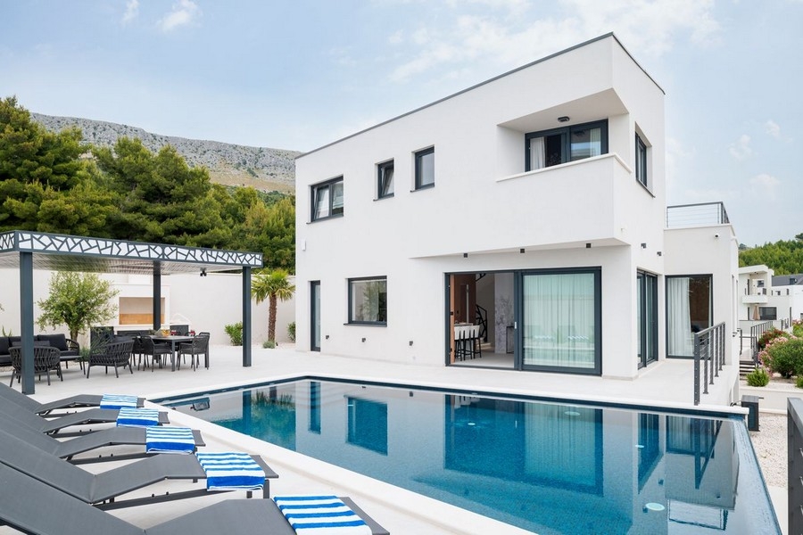 Villa con infinity pool e lettini