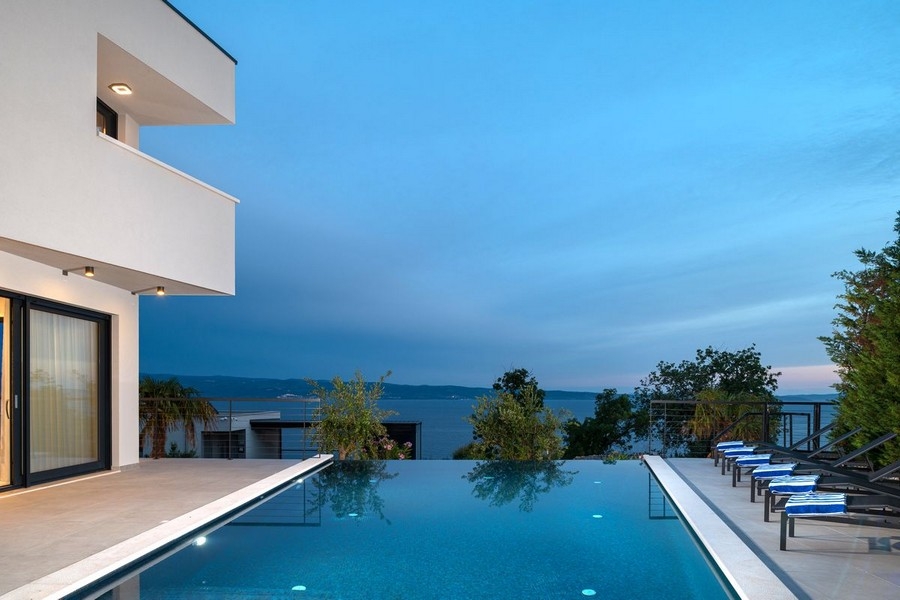 Infinity pool con vista mare di sera
