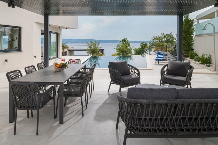 Terrazza coperta con zona pranzo e vista mare
