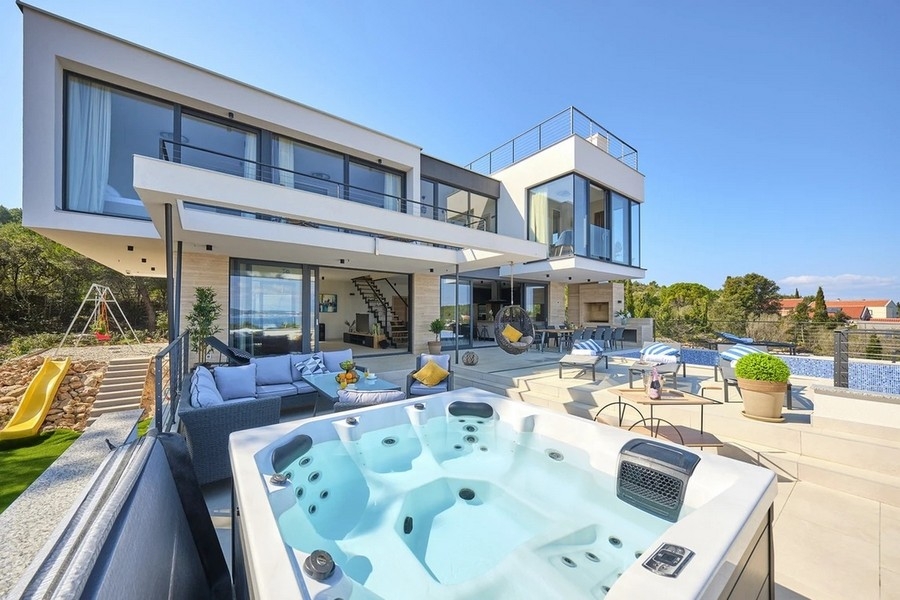 Villa moderna con piscina e vista mare sull'isola di Pasman