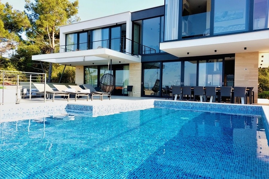 Vista esterna della villa di lusso con piscina riscaldata in Croazia