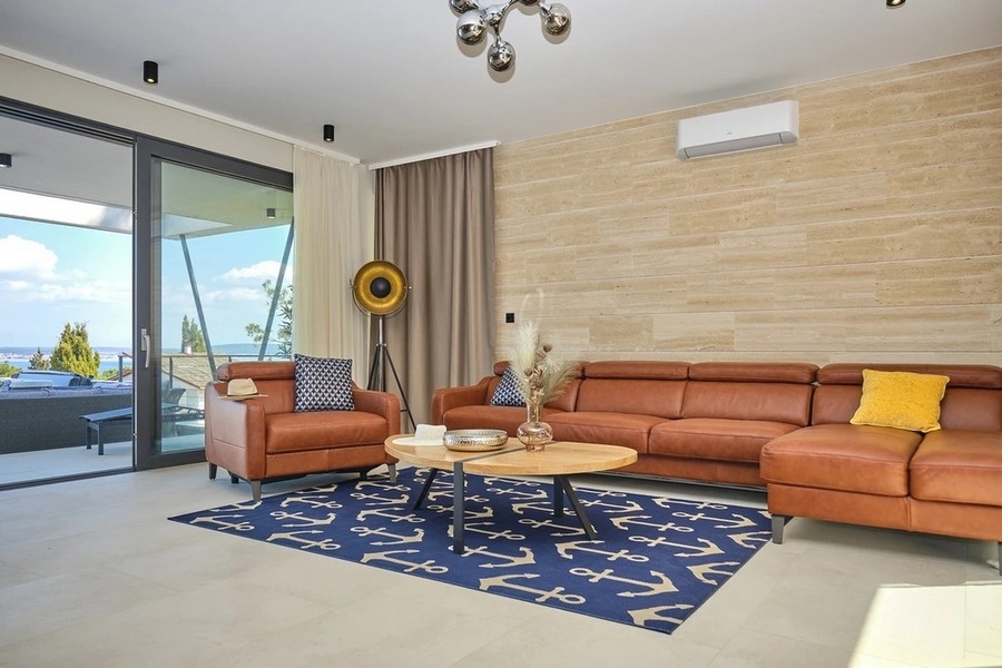 Solarium con piscina riscaldata e vista sul mare