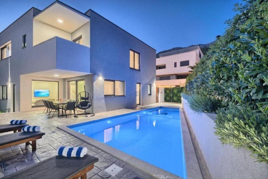 Moderna villa di lusso con piscina e terrazza a Podstrana