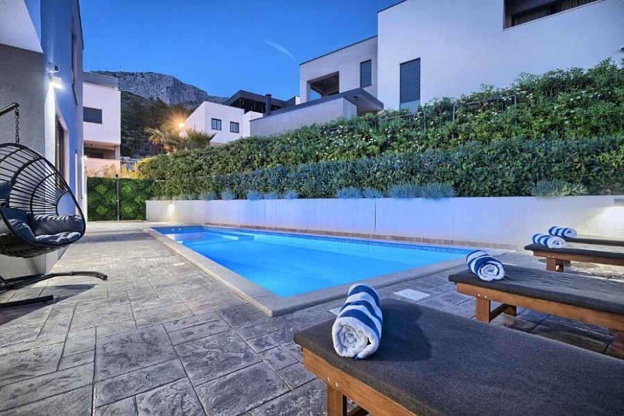 Piscina riscaldata con sedia sospesa e vista sui monti in Croazia