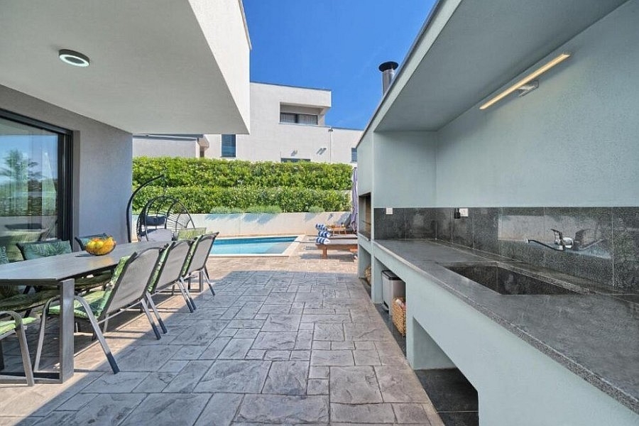 Terrazza coperta con cucina estiva presso la piscina