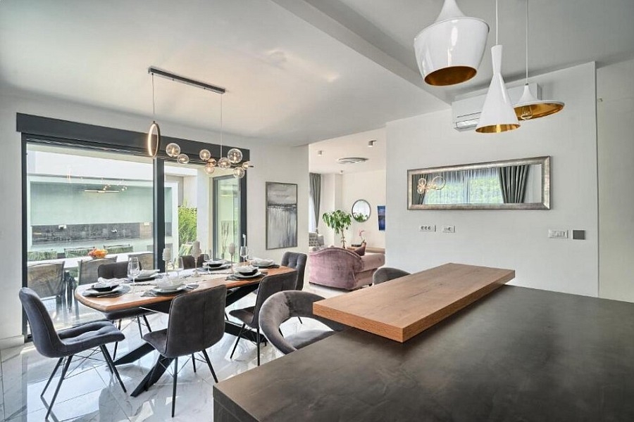 Zona giorno e cucina aperta con tavolo in Croazia