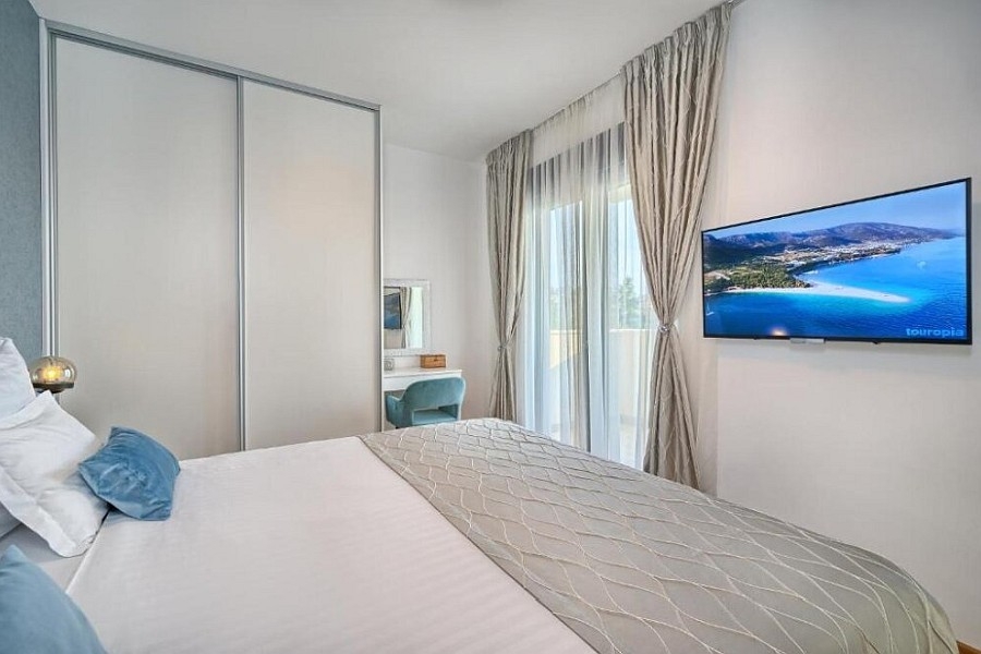 Camera da letto con letto matrimoniale e vista mare in Croazia