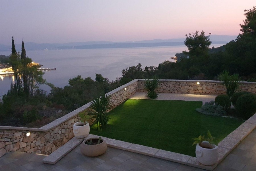 Giardino curato con vista mare in Croazia